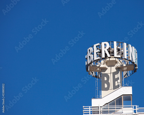 Foto: Schriftzug Berlin auf dem Dach eines Hauses Schriftzug Berlin auf dem Dach eines Hauses