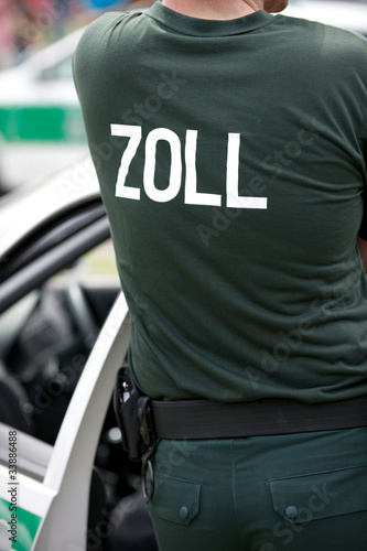 Photo: Zollbeamter an seinem Fahrzeug Zollbeamter an seinem Fahrzeug