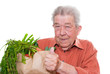 Senior beim Einkaufen
