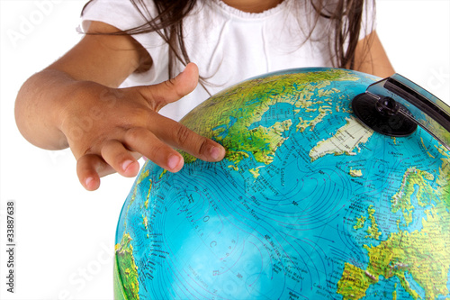 Photo: main d'enfant montrant le globe terrestre main d'enfant montrant le globe terrestre