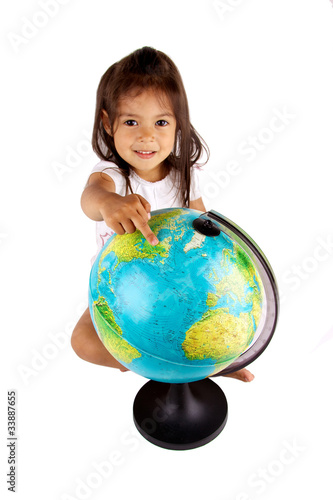Photo: petite fille qui regarde le globe térrestre petite fille qui regarde le globe térrestre