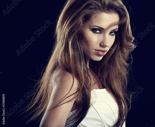 Foto: Beautiful woman portrait on black Beautiful woman portrait on black