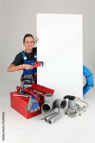 Foto: Female labourer surrounded by tools Female labourer surrounded by tools