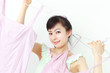 服を選ぶ女性