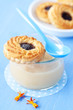 frisches Fruchtmus und Keks