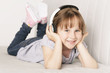kleines Mädchen hört zuhause Musik