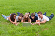 Foto: fünf junge leute liegen vor dem notebook fünf junge leute liegen vor dem notebook