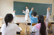 手を上げてる小学生