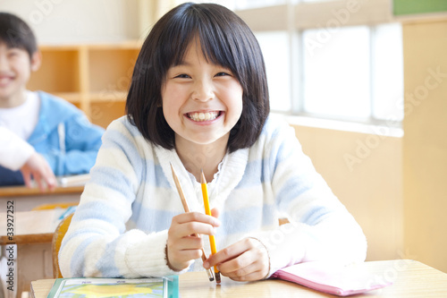 Photo: 席に座って微笑む小学生女子 席に座って微笑む小学生女子