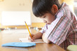 図書室で勉強する小学生男子