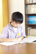 図書室で勉強する小学生男子