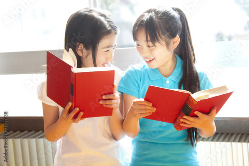 Photo: 図書室で本を読む小学生女子 図書室で本を読む小学生女子