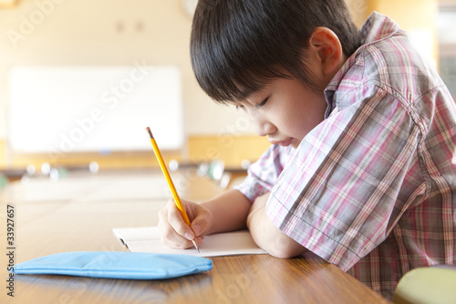 Photo: 図書室で勉強する小学生男子 図書室で勉強する小学生男子