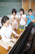 音楽室でリコーダーを吹く小学生