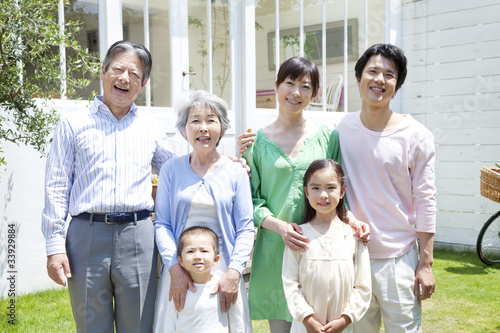 Photo: 庭で微笑む親子3世代 庭で微笑む親子3世代