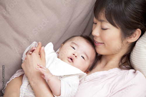Photo: 赤ちゃんを抱く母親 赤ちゃんを抱く母親
