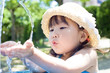 水遊びをする女の子