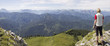 frau blickt in die bayrischen alpen