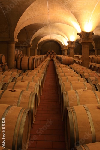 Photo: Weinkeller Barrique Rotwein Holzfässer Piemont, Italien Weinkeller Barrique Rotwein Holzfässer Piemont, Italien