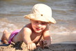Kind spielend am Strand.