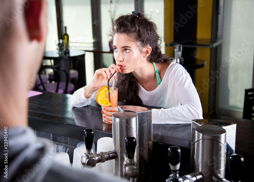 Foto: Beautiful woman drinking cocktail Beautiful woman drinking cocktail