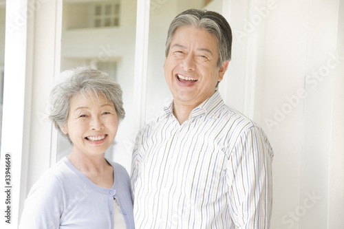 笑っている老夫婦