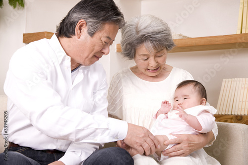 Foto: 孫娘をあやす祖父と祖母 孫娘をあやす祖父と祖母