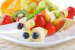 Feine bunte Obstspieße