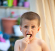 Photo: Enfant de 4 ans, mangeant une glace Enfant de 4 ans, mangeant une glace