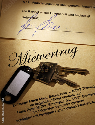 Foto: Wohnungsschlüssel und Mietvertrag Wohnungsschlüssel und Mietvertrag