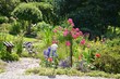 Garten mit Teich, Bank und Rosen