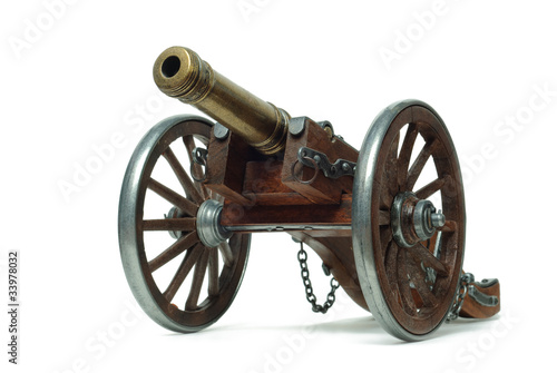 Foto: Ancient cannon on wheels isolated on white Ancient cannon on wheels isolated on white