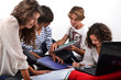 Groupe d'étudiants révisant ensemble 02