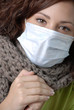 Femme portant un masque
