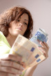 Femme avec des billets de banque