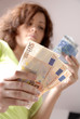 Femme avec des billets de banque