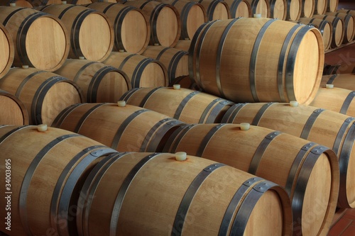 Photo: Weinkeller Barrique Rotwein Holzfässer Piemont, Italien Weinkeller Barrique Rotwein Holzfässer Piemont, Italien