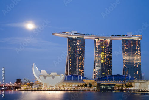 Foto: Moon over Marina Bay Sands Moon over Marina Bay Sands