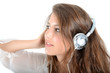 Profil de jeune-fille avec un casque audio