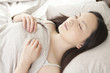 ベッドで眠る女性