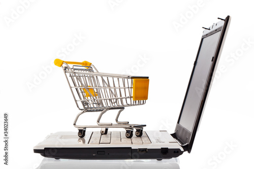 Foto: Einkaufswagen und Computer Tastatur Einkaufswagen und Computer Tastatur