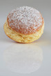 Foto: Krapfen auf neutralem Hintergrund mit Spiegelung Krapfen auf neutralem Hintergrund mit Spiegelung