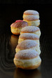 Foto: Krapfen auf dunklem Hintergrund mit Herz Krapfen auf dunklem Hintergrund mit Herz