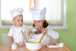 Kinder beim Backen Kinder beim Backen