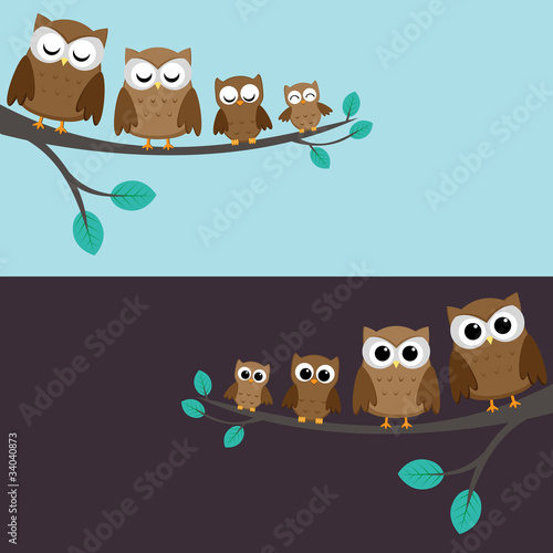 Vektor: Family of owls sitting on a branch. Two variations. Family of owls sitting on a branch. Two variations.