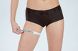 Femme mince mesurant son tour de cuisse
