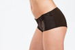 Ventre de femme mince de 3/4 en boxer