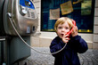 Enfant au téléphone