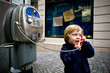 Enfant au téléphone