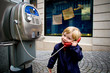 Enfant au téléphone